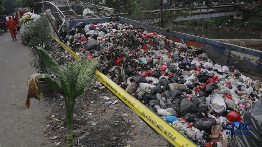 Sebuah rumah ambruk di tepi aliran Kali Ciliwung, Bendungan Hilir, Tanah Abang, Jakarta Pusat, Jumat, (26/6/2026).