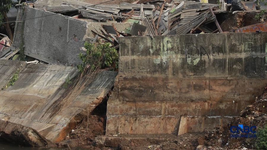 Sebuah rumah ambruk di tepi aliran Kali Ciliwung, Bendungan Hilir, Tanah Abang, Jakarta Pusat, Jumat, (26/6/2026). (/Muhammad Sabki)