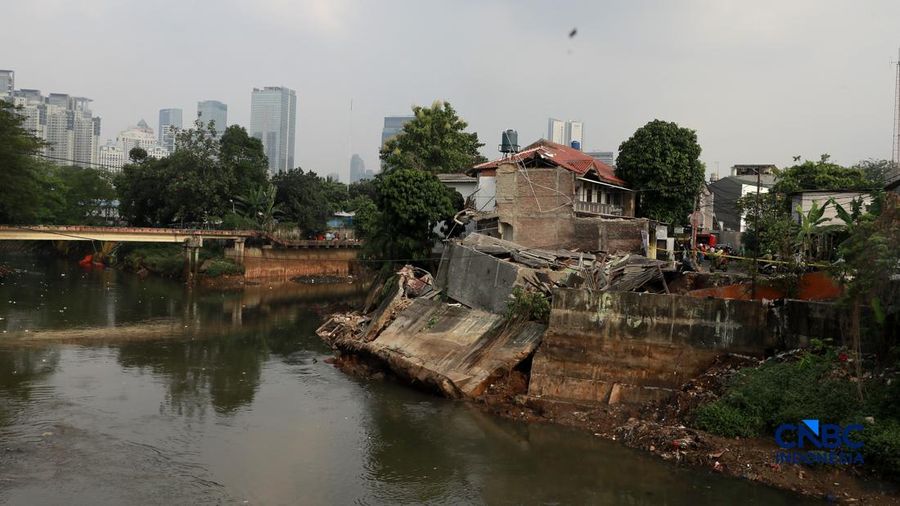 Sebuah rumah ambruk di tepi aliran Kali Ciliwung, Bendungan Hilir, Tanah Abang, Jakarta Pusat, Jumat, (26/6/2026).