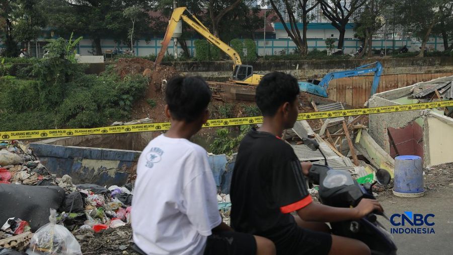 Sebuah rumah ambruk di tepi aliran Kali Ciliwung, Bendungan Hilir, Tanah Abang, Jakarta Pusat, Jumat, (26/6/2026).