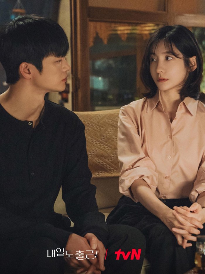 Seo In Guk dan Park Ji Hyun di drama See You at Work Tomorrow