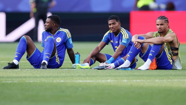Soccer Football - FIFA World Cup 2026 - Group E - Curacao v Ivory Coast - Philadelphia Stadium, Philadelphia, Pennsylvania, U.S. - June 25, 2026 Curacao's Shurandy Sambo looks dejected with teammates as Curacao are eliminated from the World Cup IMAGN