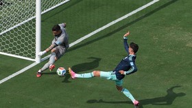 Soccer Football - FIFA World Cup 2026 - Group E - Ecuador v Germany - New York/New Jersey Stadium, East Rutherford, New Jersey, U.S. - June 25, 2026 Ecuador's Hernan Galindez in action with Germany's Kai Havertz (REUTERS/John Sibley)
