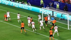 Soccer Football - FIFA World Cup 2026 - Group F - Tunisia v Netherlands - Kansas City Stadium, Kansas City, Missouri, U.S. - June 25, 2026 Netherlands' Jan Paul van Hecke scores their third goal past Tunisia's Aymen Dahmen REUTERS/Bernadett Szabo