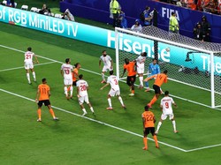 Soccer Football - FIFA World Cup 2026 - Group F - Tunisia v Netherlands - Kansas City Stadium, Kansas City, Missouri, U.S. - June 25, 2026 Netherlands' Jan Paul van Hecke scores their third goal past Tunisia's Aymen Dahmen REUTERS/Bernadett Szabo