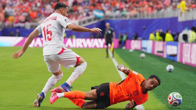 Soccer Football - FIFA World Cup 2026 - Group F - Tunisia v Netherlands - Kansas City Stadium, Kansas City, Missouri, U.S. - June 25, 2026 Netherlands' Justin Kluivert in action with Tunisia's Hadj Mahmoud IMAGN IMAGES via Reuters/Jay Biggerstaff