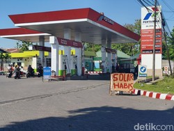 Solar Langka, Sopir Truk Rela Antre Berjam-jam di SPBU Sidoarjo