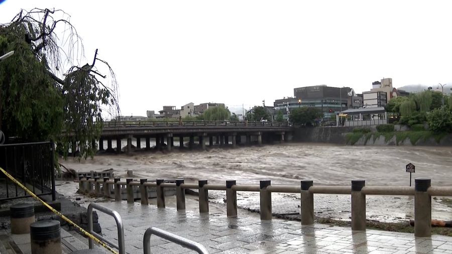 Sungai Kamo nan menjadi salah satu ikon Kota Kyoto meluap pada Jumat (26/6/2026) akibat hujan deras nan mengguyur wilayah tersebut.