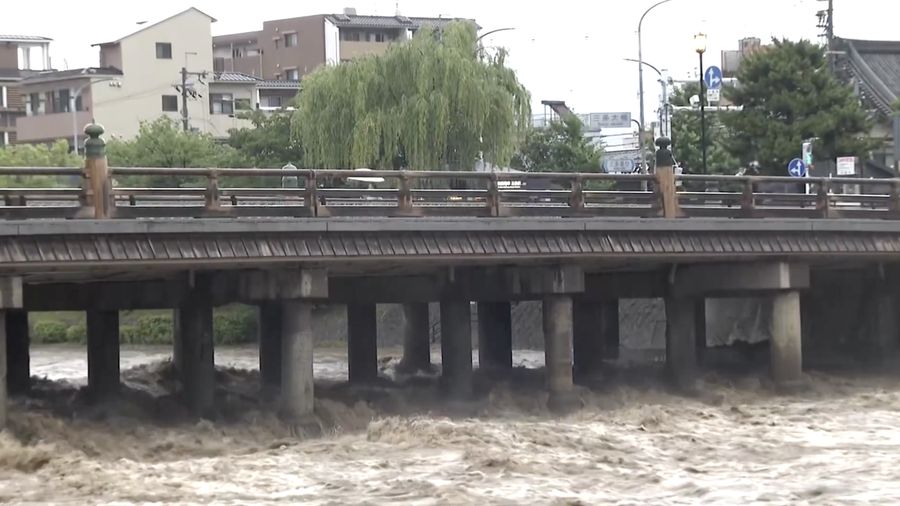 Sungai Kamo nan menjadi salah satu ikon Kota Kyoto meluap pada Jumat (26/6/2026) akibat hujan deras nan mengguyur wilayah tersebut.