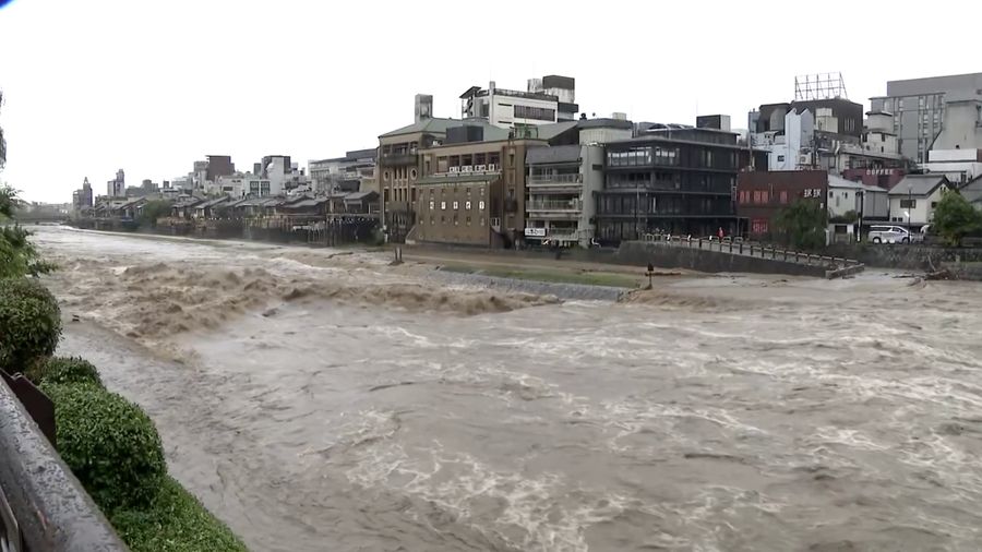 Sungai Kamo nan menjadi salah satu ikon Kota Kyoto meluap pada Jumat (26/6/2026) akibat hujan deras nan mengguyur wilayah tersebut. (Tangkapan Layar Video Reuters/NIPPON TV/JAPAN)