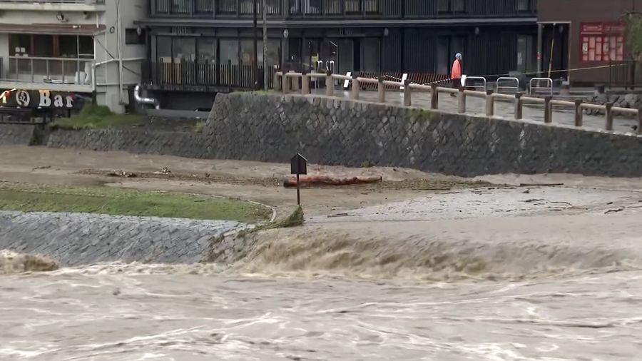 Sungai Kamo nan menjadi salah satu ikon Kota Kyoto meluap pada Jumat (26/6/2026) akibat hujan deras nan mengguyur wilayah tersebut.