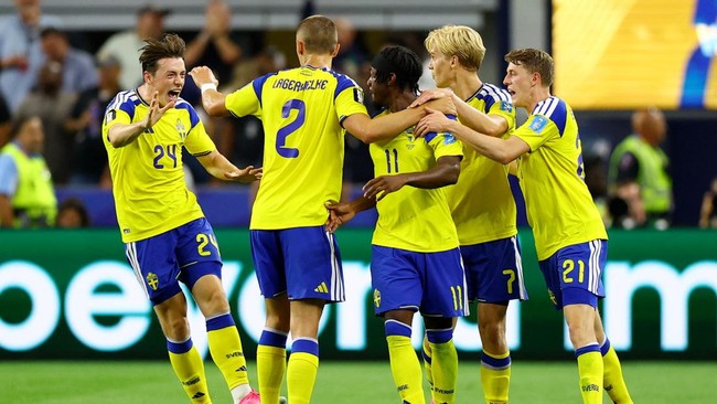 Soccer Football - FIFA World Cup 2026 - Group F - Japan v Sweden - Dallas Stadium, Arlington, Texas, U.S. - June 25, 2026 Sweden's Anthony Elanga celebrates scoring their first goal with Elliot Stroud, Gustaf Lagerbielke, Lucas Bergvall and Alexander
