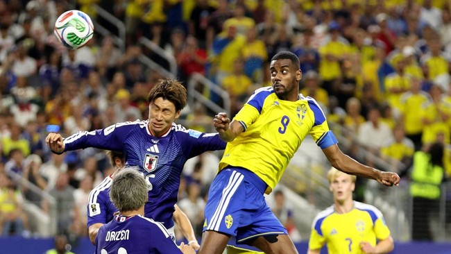 Soccer Football - FIFA World Cup 2026 - Group F - Japan v Sweden - Dallas Stadium, Arlington, Texas, U.S. - June 25, 2026 Sweden's Alexander Isak in action with Japan's Daichi Kamada IMAGN IMAGES via Reuters/Tim Heitman