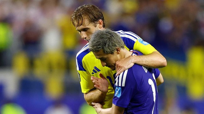 Soccer Football - FIFA World Cup 2026 - Group F - Japan v Sweden - Dallas Stadium, Arlington, Texas, U.S. - June 25, 2026 Sweden's Benjamin Nygren embraces Japan's Daizen Maeda after the match REUTERS/Issei Kato