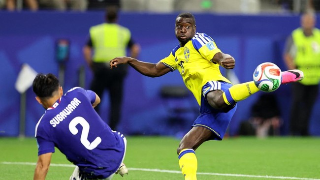 Soccer Football - FIFA World Cup 2026 - Group F - Japan v Sweden - Dallas Stadium, Arlington, Texas, U.S. - June 25, 2026 Japan's Yukinari Sugawara in action as Sweden's Ken Sema shoots at goal IMAGN IMAGES via Reuters/Tim Heitman