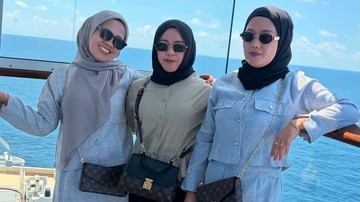 Gosip Terkini Selebriti Insertlive : 7 Potret Gaya Sus Rini Pakai Tas Branded Puluhan Juta Jadi Sorotan