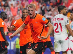 Soccer Football - FIFA World Cup 2026 - Group F - Tunisia v Netherlands - Kansas City Stadium, Kansas City, Missouri, U.S. - June 25, 2026 Netherlands' Jan Paul van Hecke celebrates scoring their third goal with Nathan Ake IMAGN IMAGES via Reuters/Ja