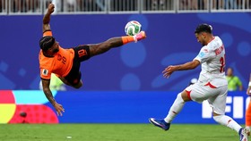 Soccer Football - FIFA World Cup 2026 - Group F - Tunisia v Netherlands - Kansas City Stadium, Kansas City, Missouri, U.S. - June 25, 2026 Netherlands' Memphis Depay in action with Tunisia's Hadj Mahmoud REUTERS/Claudia Greco