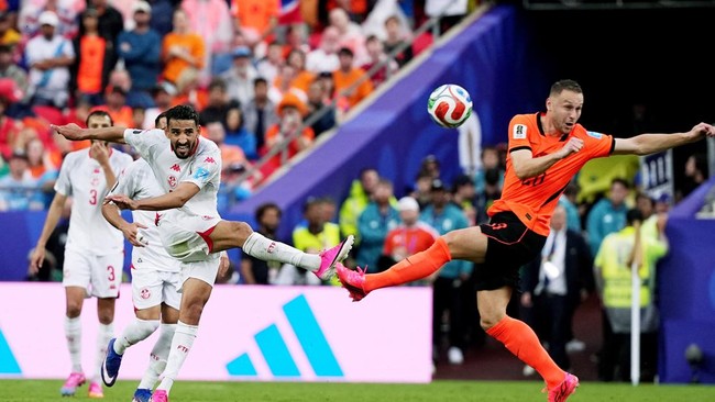 Soccer Football - FIFA World Cup 2026 - Group F - Tunisia v Netherlands - Kansas City Stadium, Kansas City, Missouri, U.S. - June 25, 2026 Tunisia's Hazem Mastouri shoots at goal as Netherlands' Teun Koopmeiners attempts to block the shot IMAGN IMAGE