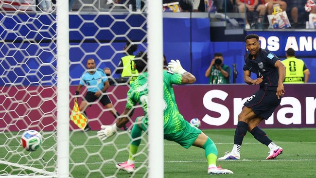 Soccer Football - FIFA World Cup 2026 - Group D - Turkey v United States - Los Angeles Stadium, Inglewood, California, U.S. - June 25, 2026 Auston Trusty of the U.S. scores their first goal past Turkey's Ugurcan Cakir, REUTERS/Lisi Niesner