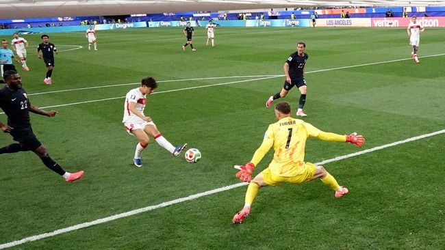 Soccer Football - FIFA World Cup 2026 - Group D - Turkey v United States - Los Angeles Stadium, Inglewood, California, U.S. - June 25, 2026 Turkey's Arda Guler scores their first goal past Matt Turner of the U.S. REUTERS/Matthew Childs