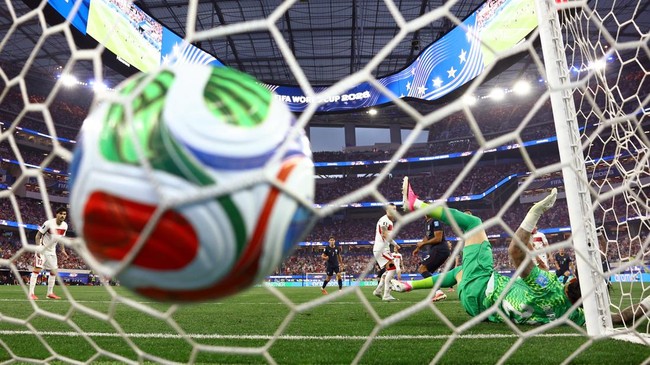 Soccer Football - FIFA World Cup 2026 - Group D - Turkey v United States - Los Angeles Stadium, Inglewood, California, U.S. - June 25, 2026 Sebastian Berhalter of the U.S. scores their second goal past Turkey's Ugurcan Cakir REUTERS/Matthew Childs