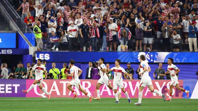 Soccer Football - FIFA World Cup 2026 - Group D - Turkey v United States - Los Angeles Stadium, Inglewood, California, U.S. - June 25, 2026 Turkey's Kaan Ayhan celebrates scoring their third goal with teammates IMAGN IMAGES via Reuters/Jessie Alcheh