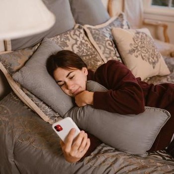 Apakah Rebahan Seharian Termasuk Self Care yang Ideal? Ini Penjelasannya