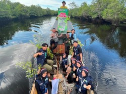 Jaga Pulau Terluar dari Abrasi, Bhabin dan Mahasiswa Tanam Mangrove di Meranti