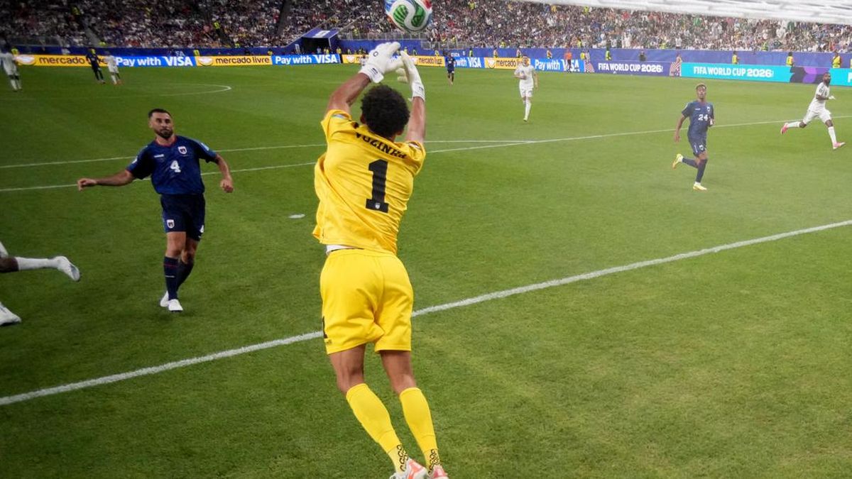 Kiper Cape Verde Vozinha Cetak Rekor, Selevel Dino Zoff di Piala Dunia