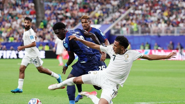Soccer Football - FIFA World Cup 2026 - Group H - Cape Verde v Saudi Arabia - Houston Stadium, Houston, Texas, U.S. - June 26, 2026 Saudi Arabia's Musab Al-Juwayr in action with Cape Verde's Joao Paulo REUTERS/Phil Noble
