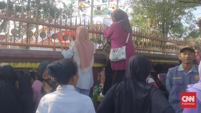  Presiden ke-7 RI, Joko Widodo (Jokowi), di Kedatun Keagungan, Jalan Sultan Haji, Kota Bandar Lampung, Sabtu (27/6) pagi, disambut antusias warga.