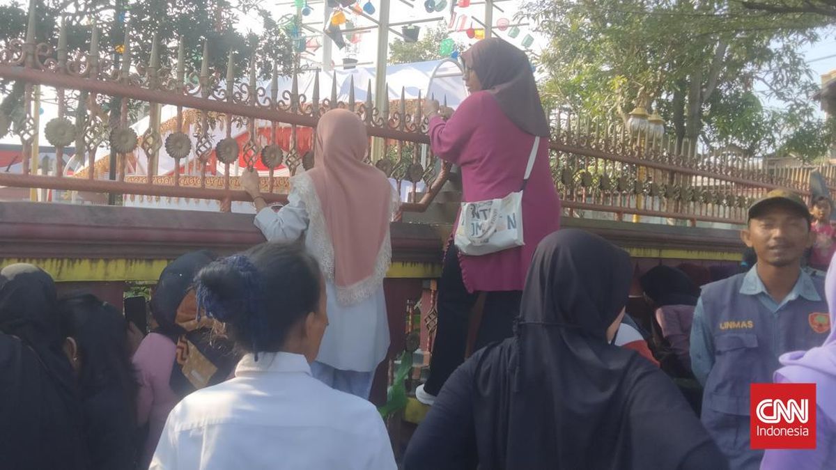 Emak-emak Lampung Berdesakan-Intip Celah Pagar Demi Lihat Jokowi