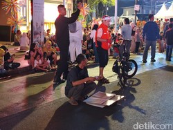 Tukang Tikar Semen Ragunan Coba Peruntungan di HUT Jakarta Bundaran HI