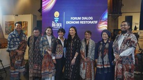 Dari kiri ke kanan: Andhika Mahardika, Agradaya; Monica Tanuhandaru, YBLL; Sherly Tjoanda,
Gubernur Maluku Utara; Desi Anwar, CNN Indonesia; Veronica Tan, Wakil Menteri PPPA; Puji Sumedi Hanggarawati, Yayasan KEHATI;Helianti Hilman, Javara/Sekolah S