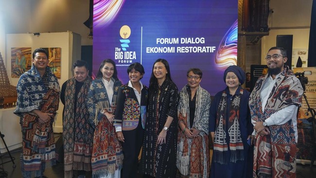 Dari kiri ke kanan: Andhika Mahardika, Agradaya; Monica Tanuhandaru, YBLL; Sherly Tjoanda,
Gubernur Maluku Utara; Desi Anwar, CNN Indonesia; Veronica Tan, Wakil Menteri PPPA; Puji Sumedi Hanggarawati, Yayasan KEHATI;Helianti Hilman, Javara/Sekolah S