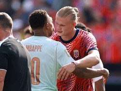 Haaland dan Mbappe Berpelukan