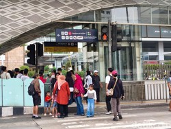 Halte TJ Bundaran HI Dipadati Warga yang Ingin Rayakan Puncak HUT Jakarta