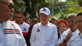 Presiden ketujuh Joko Widodo (tengah) tiba untuk menghadiri Rakorda DPD Partai Solidaritas Indonesia (PSI) di kota Bandar Lampung, Lampung, Sabtu (27/62026). Kedatangan Jokowi tersebut dalam rangka memberi arahan kebangsaan pada Rakorda PSI sekaligus