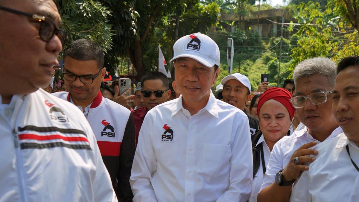 Dampingi PSI, Jokowi Hadiri Khitanan Putra Kiai di Cirebon