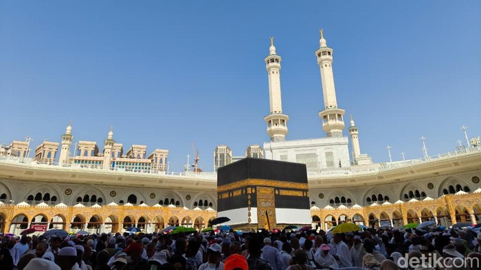 Ekonomi haji dan umrah Indonesia mencapai Rp110 triliun per tahun. Edukasi finansial penting bagi jemaah untuk mempersiapkan keberangkatan dan mendukung UMKM.