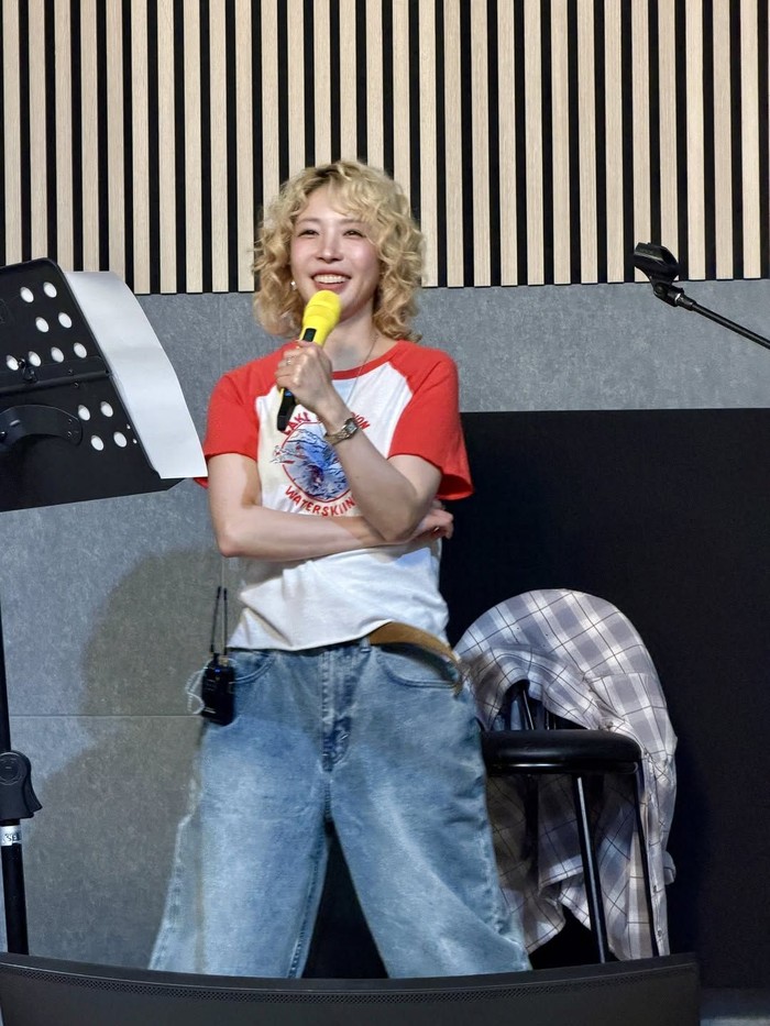 Kalau kamu mengaku sebagai Jumping BoA (nama fandom resmi BoA), kamu tentu sudah terbiasa melihat rambut pirang sang idol karena telah diwarnai sejak cukup lama. Jadi, warna rambut BoA bukanlah hal atau sesuatu yang baru. / Foto: instagram.com/bapalent