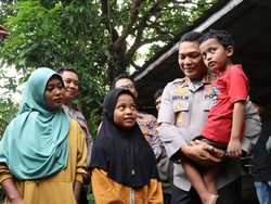 Kapolres Depok Beri Bantuan Bocah Novi yang Viral Ngamen demi Biaya Sekolah