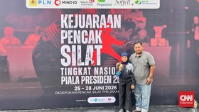 Pesilat cilik, Sheza Fazila Raharjo di Kejuaraan Pencak Silat Tingkat Nasional Piala Presiden 2026. (Askar Fatih Robbani/CNNIndonesia.com)