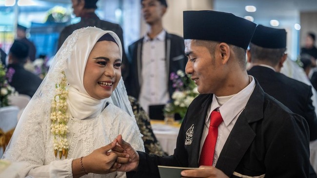 Pasangan pengantin mengikuti prosesi nikah massal pada Nikah Fest 2026 di Jakarta, Sabtu (27/6/2026). Kementerian Agama (Kemenag) menggelar program nikah massal yang diikuti 30 pasangan dari berbagai daerah di Indonesia sebagai upaya memberikan legal