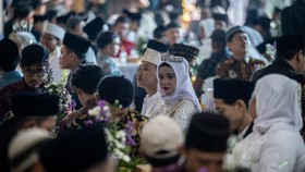 Pasangan pengantin bersiap mengikuti prosesi nikah massal pada Nikah Fest 2026 di Jakarta, Sabtu (27/6/2026). Kementerian Agama (Kemenag) menggelar program nikah massal yang diikuti 30 pasangan dari berbagai daerah di Indonesia sebagai upaya memberik