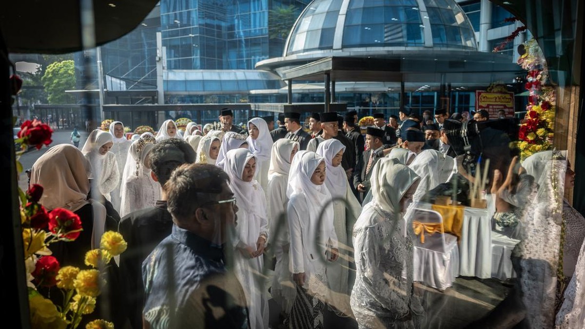 Mempelai wanita berjalan masuk untuk mengikuti prosesi nikah massal pada Nikah Fest 2026 di Jakarta, Sabtu (27/6/2026). Kementerian Agama (Kemenag) menggelar program nikah massal yang diikuti 30 pasangan dari berbagai daerah di Indonesia sebagai upay