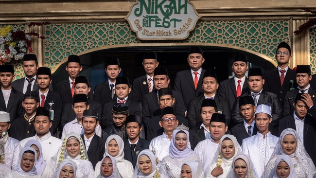 Sejumlah pasangan pengantin berfoto bersama sebelum prosesi nikah massal pada Nikah Fest 2026 di Jakarta, Sabtu (27/6/2026). Kementerian Agama (Kemenag) menggelar program nikah massal yang diikuti 30 pasangan dari berbagai daerah di Indonesia sebagai