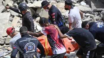 Venezuelan Civil Protection members and volunteers recover a body at the site of collapsed buildings following earthquakes in Caraballeda, La Guaira state, Venezuela, on June 26, 2026. The death toll from two powerful earthquakes that devastated Vene