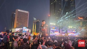 Ribuan warga memadati Bundaran HI untuk merayakan HUT ke-499 DKI Jakarta. Suasana meriah dengan pertunjukan dan berbagai pedagang di lokasi acara.